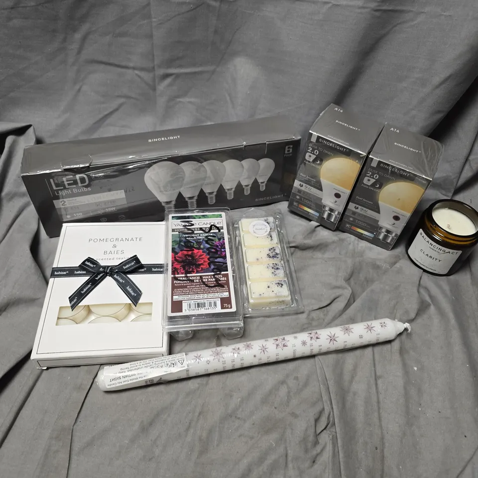 APPROXIMATELY 12 ASSORTED HOUSEHOLD ITEMS TO INCLUDE SCENTED CANDLES, TEALIGHTS, LIGHT BULBS, ETC