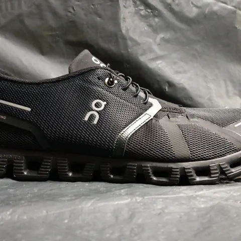 PAIR OF ON CLOUD TRAINERS IN BLACK SIZE UK 9.5