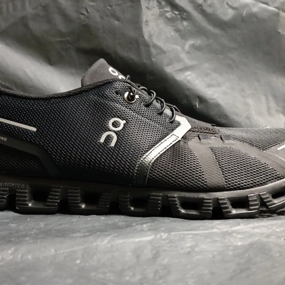 PAIR OF ON CLOUD TRAINERS IN BLACK SIZE UK 9.5