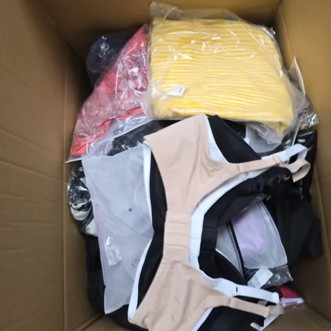APPROX 20 ASSORTED CLOTHING ITEMS TO INCLUDE T-SHIRTS, DRESSES, SHORTS ETC