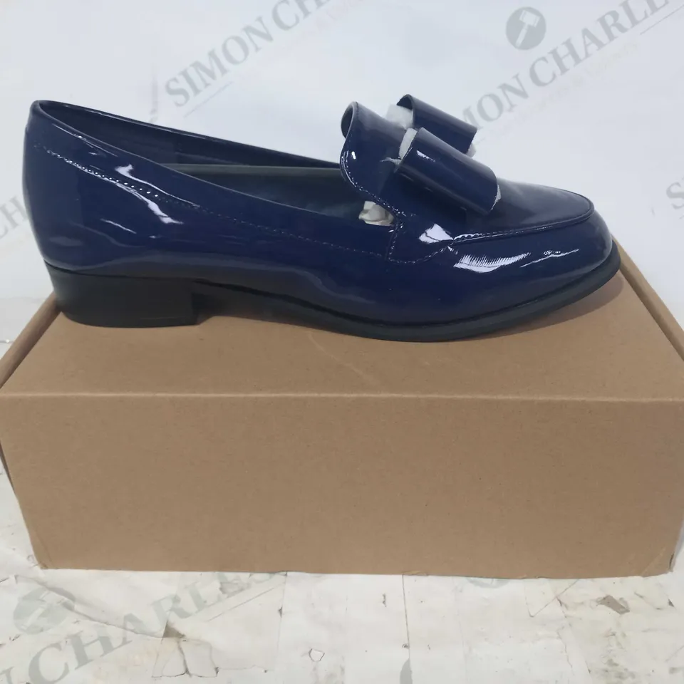 BOXED PAIR OF WALLIS SLIP-ON LOAFERS W. BOW IN NAVY UK SIZE 7
