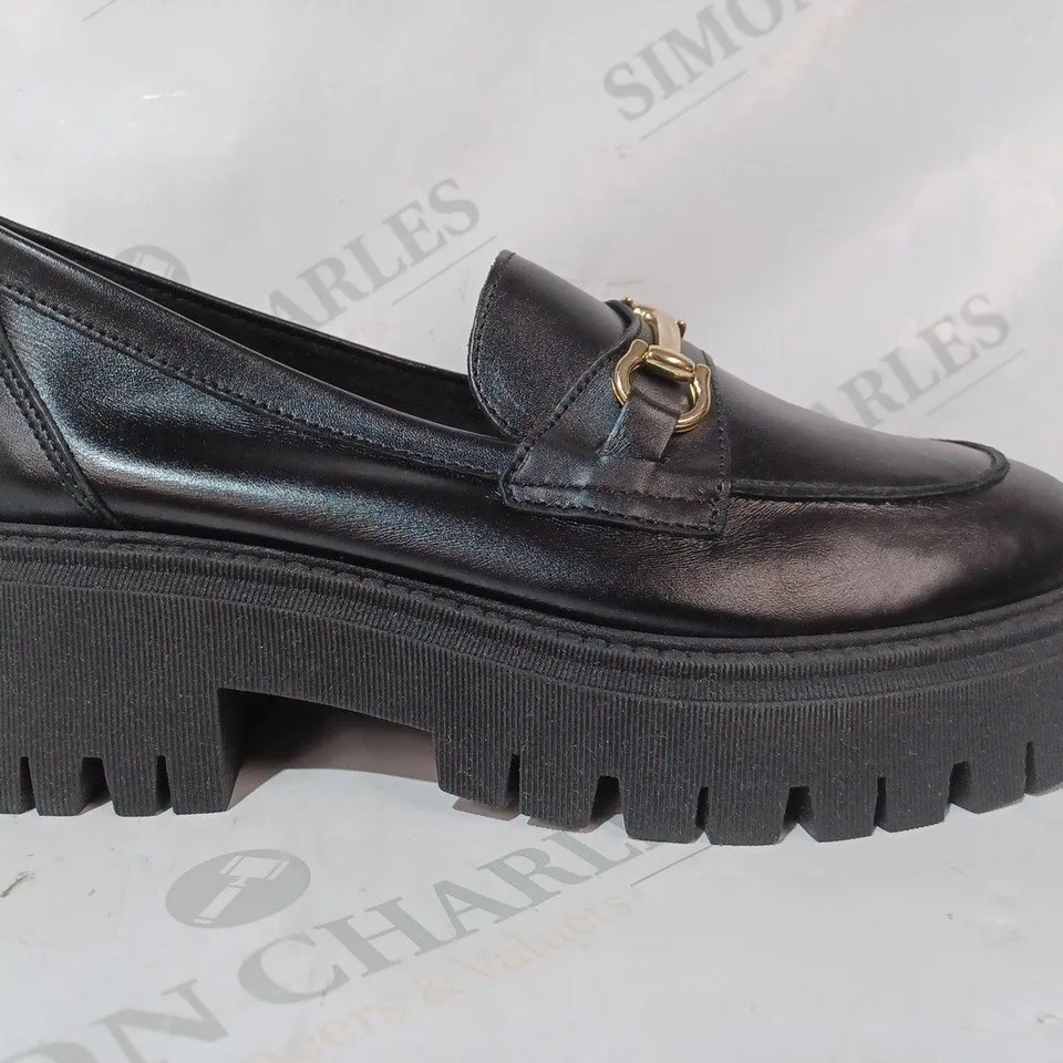 BOXED PAIR OF URBAN OUTFITTERS CHUNKY LOAFERS IN BLACK W. GOLD EFFECT DETAIL EU SIZE 40