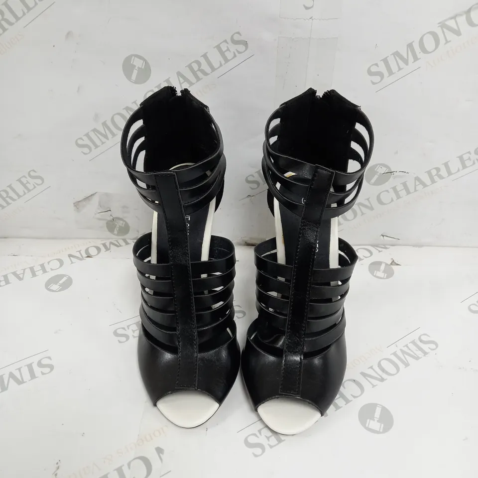 APPROXIMATELY 8 PAIRS OF LOVE SHOES BY INTERNACIONALE SAFFI BLOCK HEELED GLADIATOR SANDALS IN BLACK SIZE 3