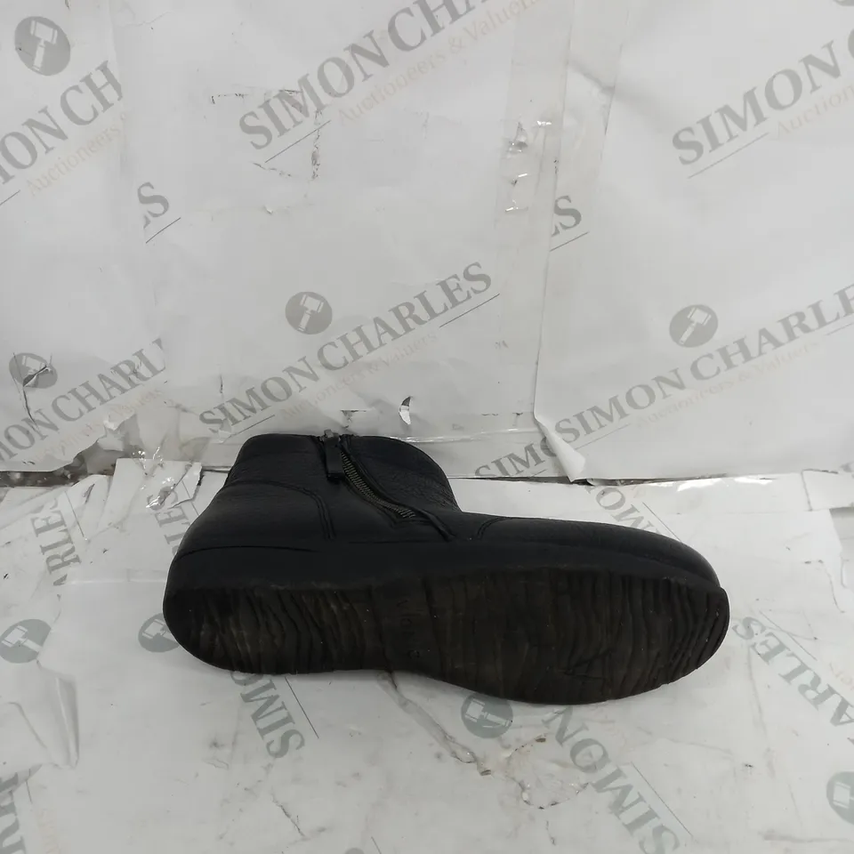 UNBOXED PAIR OF VIONIC LOIS BOOTS IN BLACK UK SIZE 6