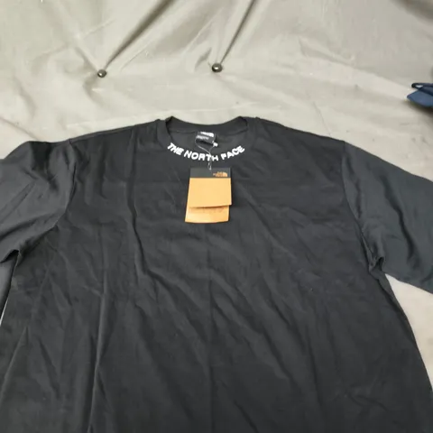 THE NORTH FACE MEN’S BLACK T‑SHIRT – LOGO COLLAR, TAGS ATTACHED SIZE S