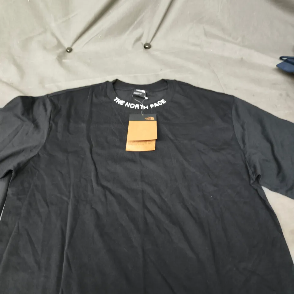 THE NORTH FACE MEN’S BLACK T‑SHIRT – LOGO COLLAR, TAGS ATTACHED SIZE S
