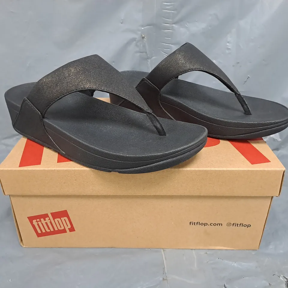 BOXED PAIR OF FITFLOP LULU SHIMMER TOE-POST SANDALS IN BLACK SIZE UK 5