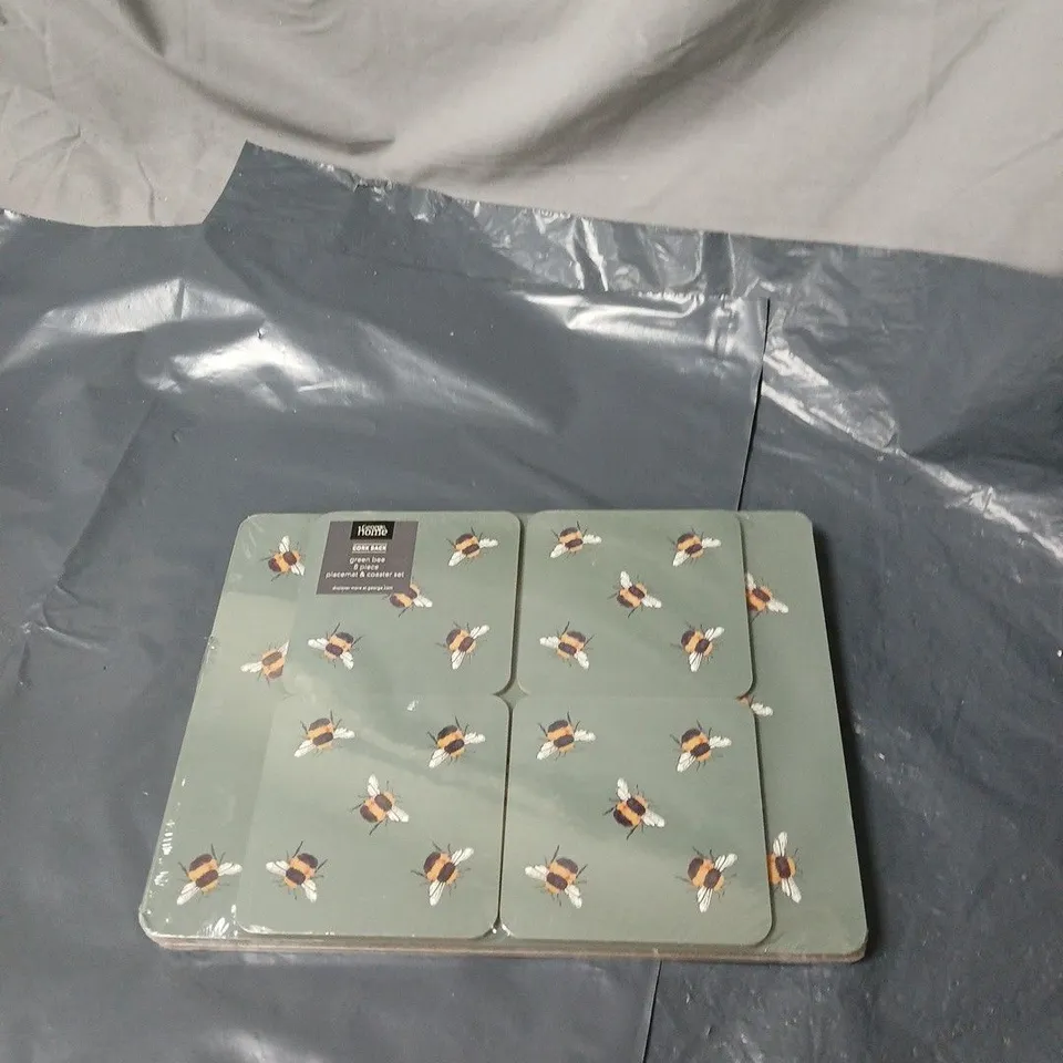 BOX OF APPROXIMATELY 15 ASSORTED HOUSEHOLD ITEMS INCLUDING SQUARE PEN POT , BEE PLACEMATS AND SUPER VALUE WOOL 