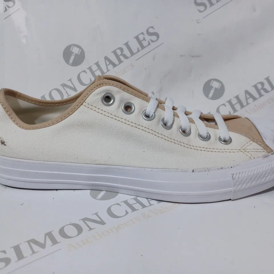 PAIR OF CONVERSE CANVAS SHOES IN BEIGE/SAND UK SIZE 9.5