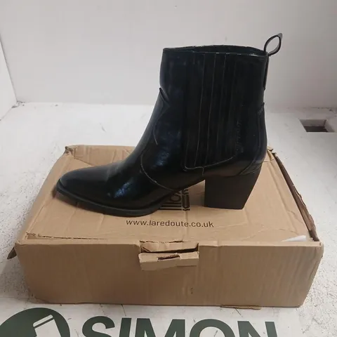 LAREDOUTE WOMEN’S BLACK PATENT CHELSEA BOOTS – UK 6 (EU 39) – BOXED