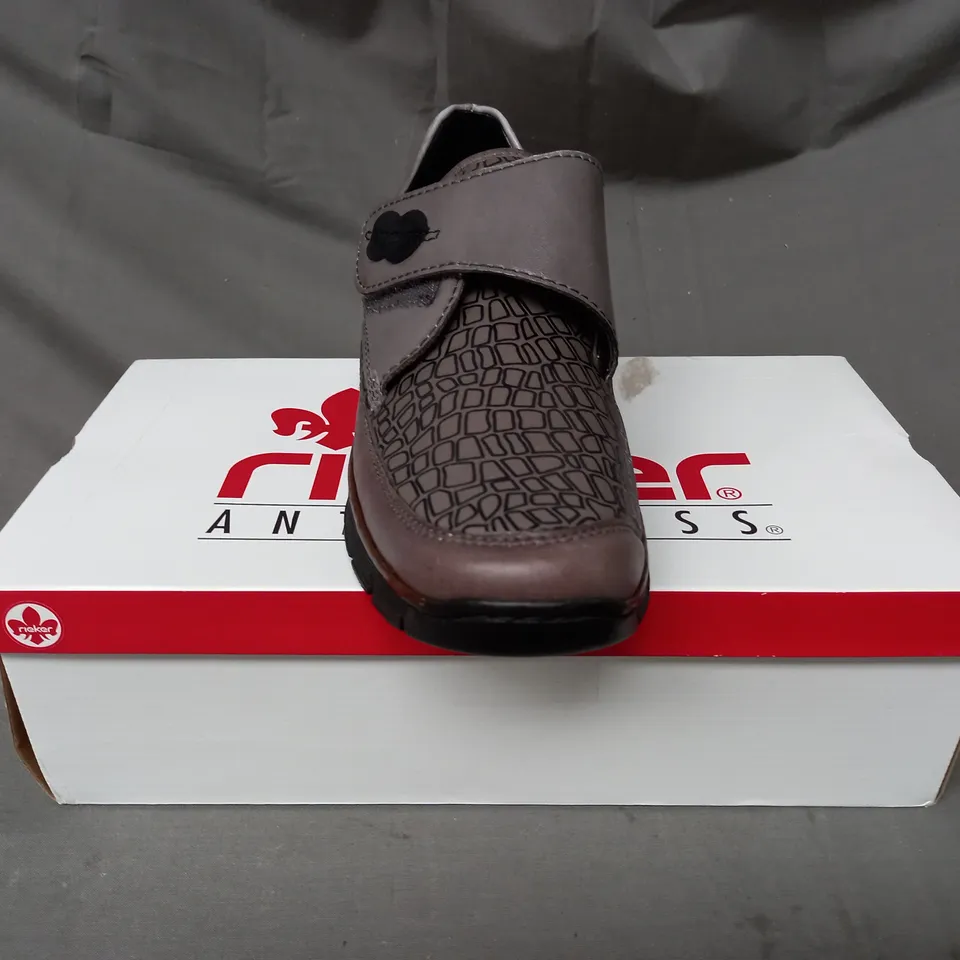 BOXED PAIR OF RIEKER SHOES W. BUTTON IN LIGHT GREY SIZE 7.5