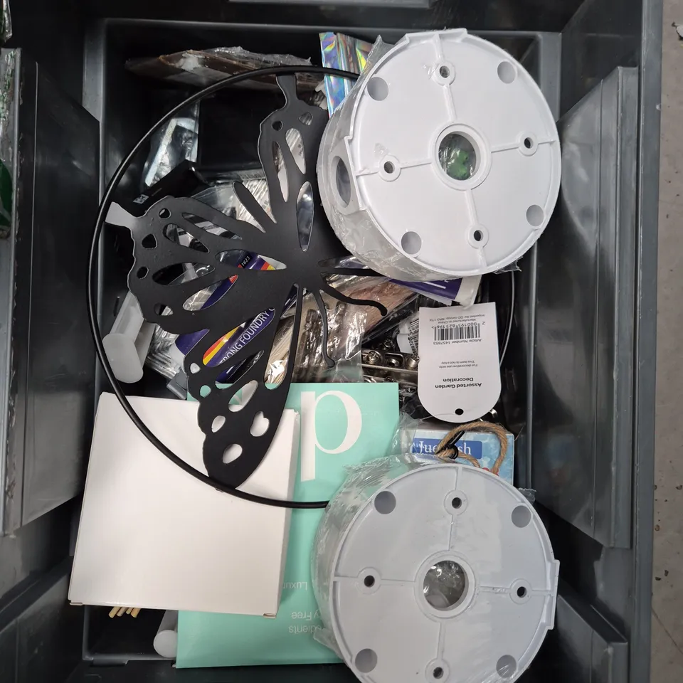 APPROXIMATELY 20 HOUSEHOLD ITEMS TO INCLUDE - LUXE ORNAMENT, UMBRELLA AND A READING LIGHT