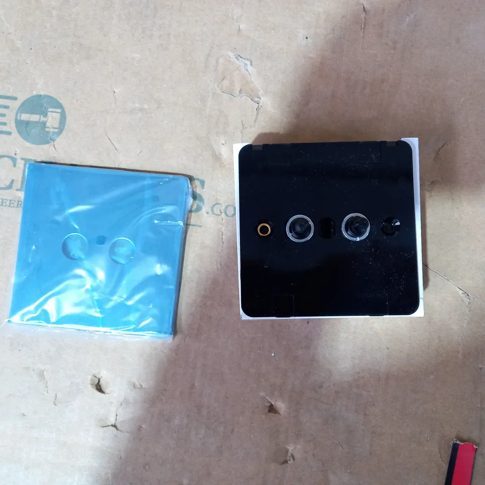 BOX OF APPROXIMATELY 30 ASSORTED DOWSING & REYNOLDS 2 GANG WALL SOCKETS AND LIGHT SWITCHES 