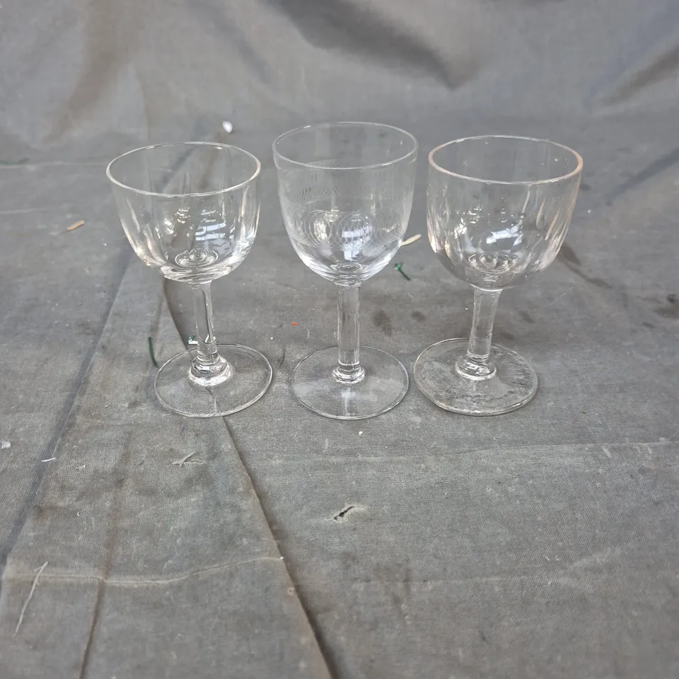 APPROXIMATELY 25 ITEMS OF ASSORTED GLASSWARE