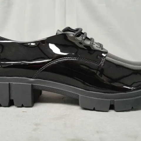 BOXED PAIR OF CLARKS LACE-UP SHOES IN GLOSSY BLACK UK SIZE 7