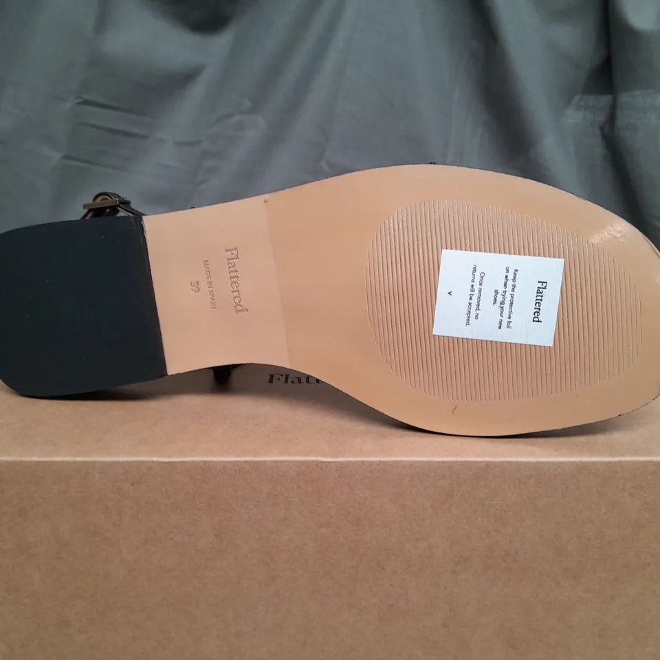 BOXED FLATTERED ALICE LEATHER IN BLACK - EUR 39