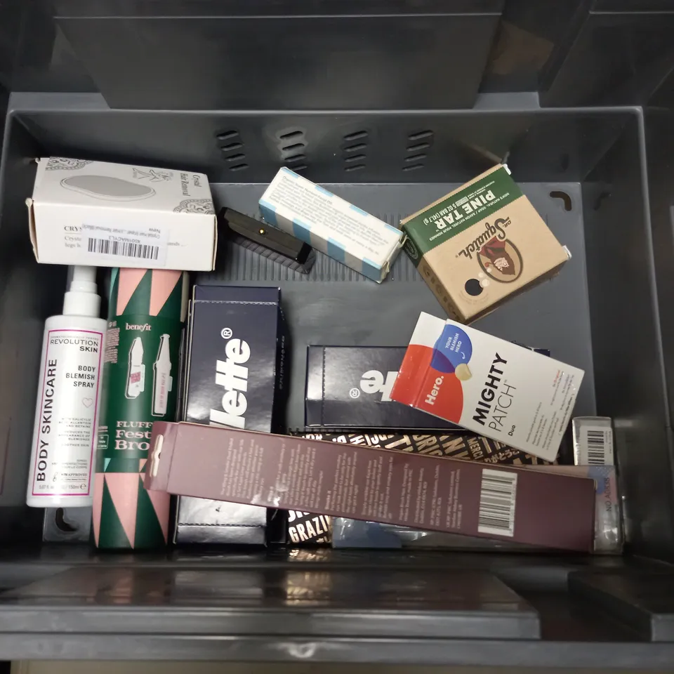 BOX OF APPROXIMATELY 20 COSMETIC ITEMS TO INCLUDE - VASELINE JELLY - NIVEA HAND CREAM - WISDOM TOOTHBRUSH - ETC 