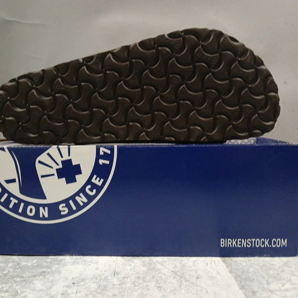 BOXED PAIR OF BIRKENSTOCK MILANO BS OPEN TOE SANDALS IN DARK BROWN SIZE UK 7