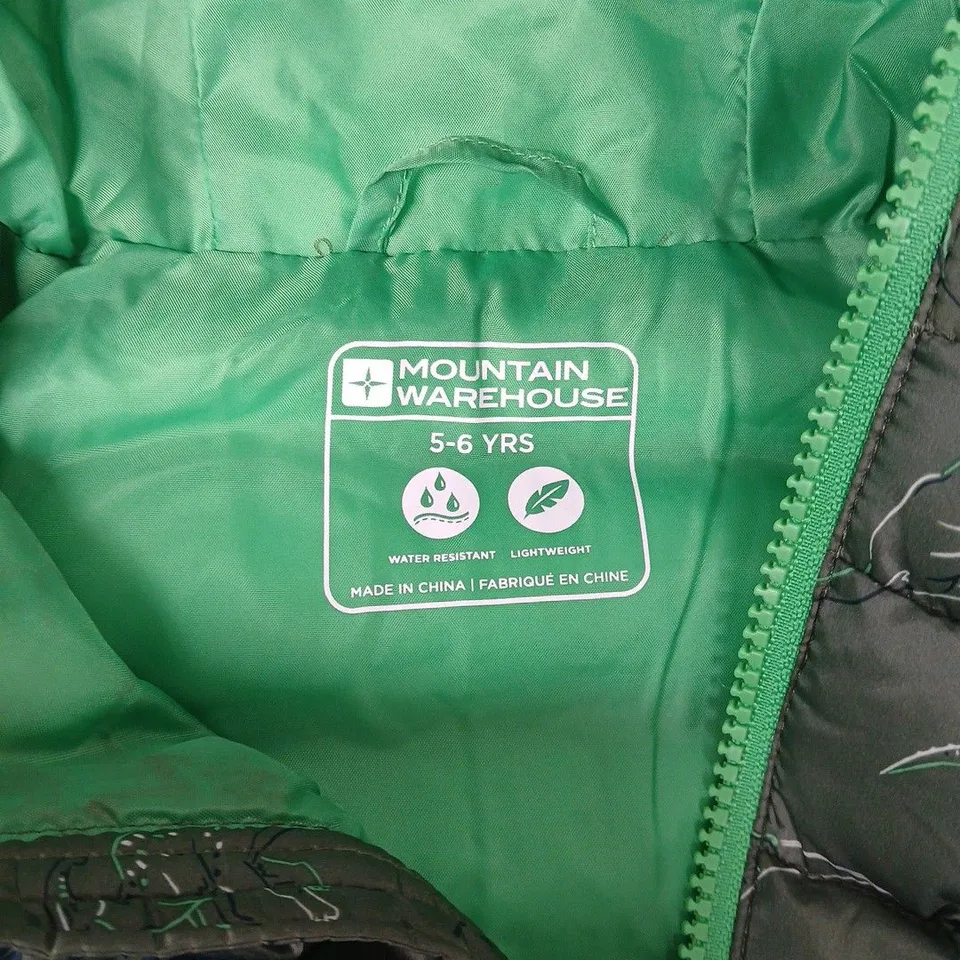 MOUNTAIN WAREHOUSE LIGHTWEIGHT WATER RESISTANT DINOSAUR COAT IN GREEN - 5-6YRS