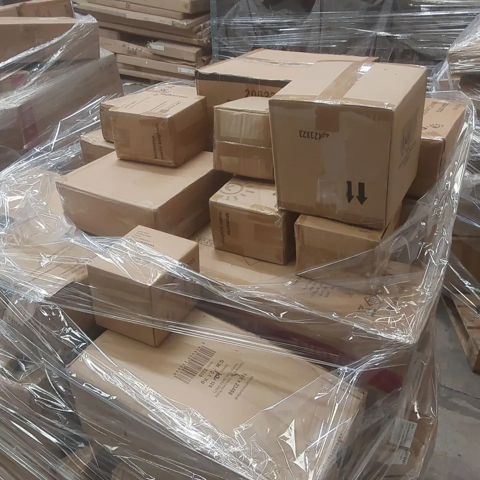 PALLET CONTAINING A VERY LARGE QUANTITY OF ASSORTED DESIGNER LIGHTING PRODUCTS