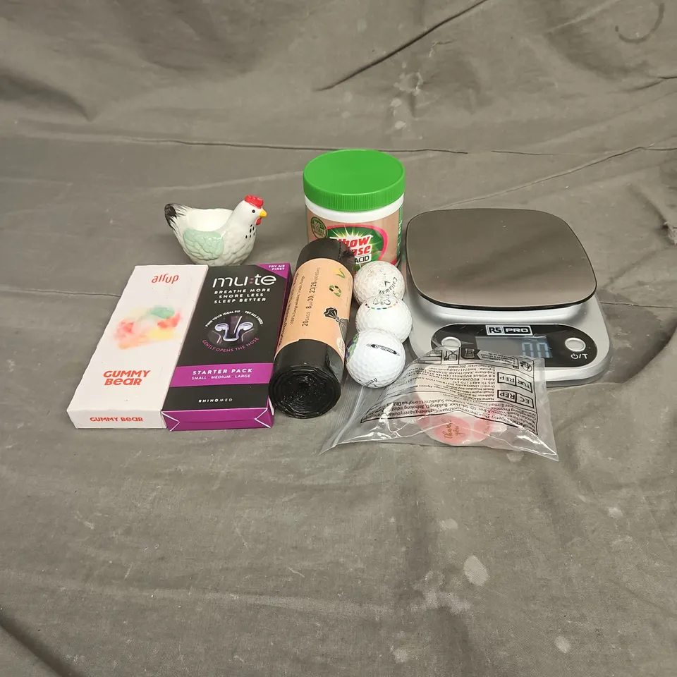 APPROXIMATELY 15 ASSORTED HOUSEHOLD ITEMS TO INCLUDE - EGG CUP, SALE, ELBOW GREASE CITRIC ACID, ETC 