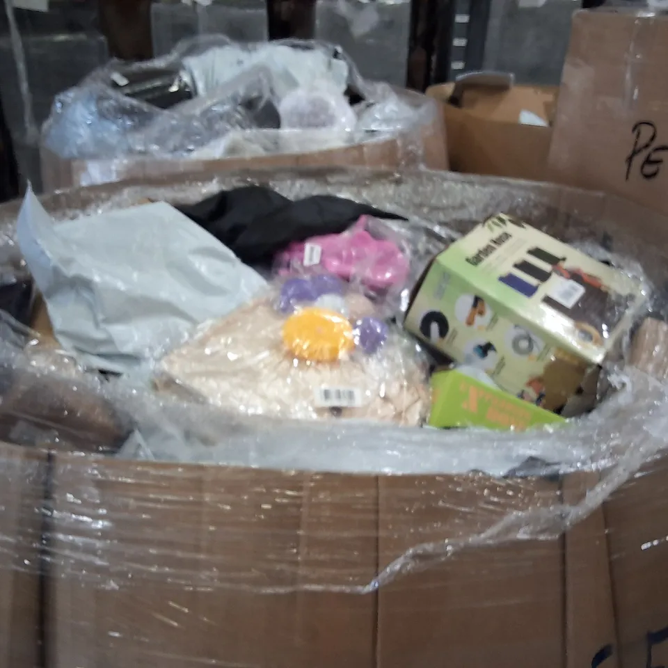 PALLET CONTAINING A LARGE QUANTITY OF HOSES
