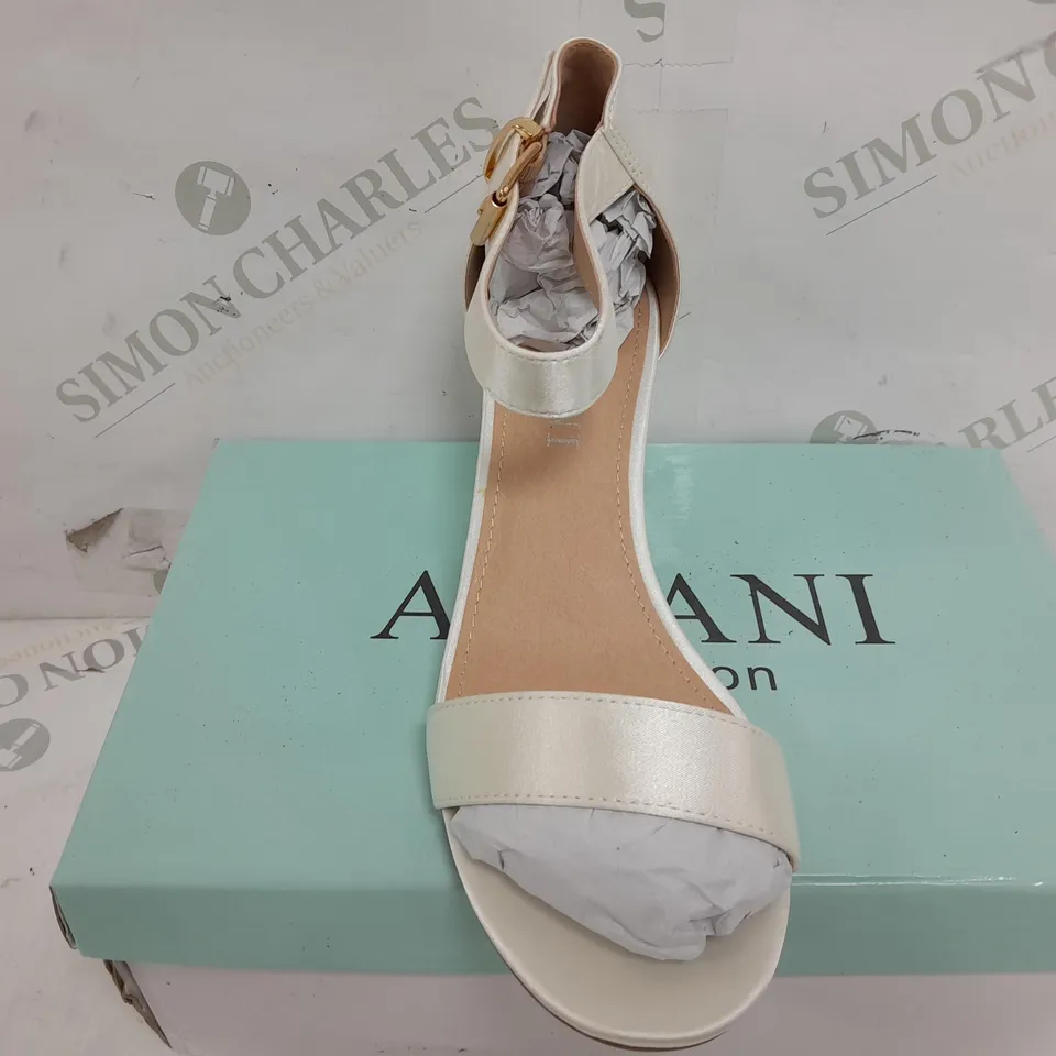 BOXED PAIR OF AJVANI HALLIE300 IVORY SATIN - SIZE 6