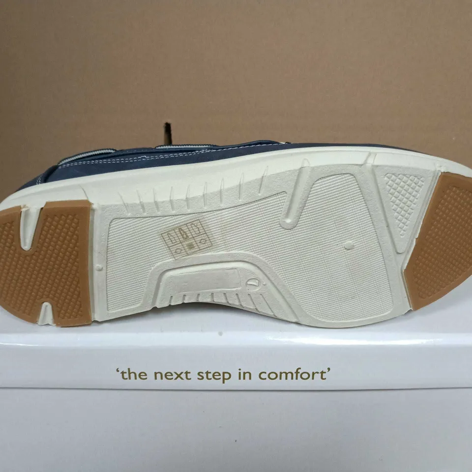 BOXED PAIR OF MENS LACE UP CASUAL SHOES IN NAVY - JOHN BY DR KELLER - UK SIZE 7