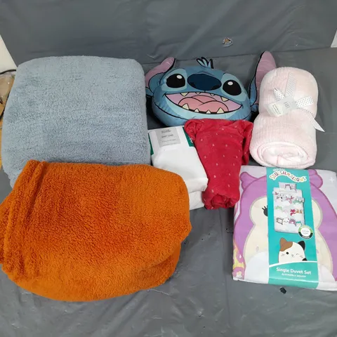 APPROXIMATELY 8 ASSORTED HOUSEHOLD ITEMS TO INCLUDE VARIOUS BEDDING IN VARIOUS SIZES AND STYLES