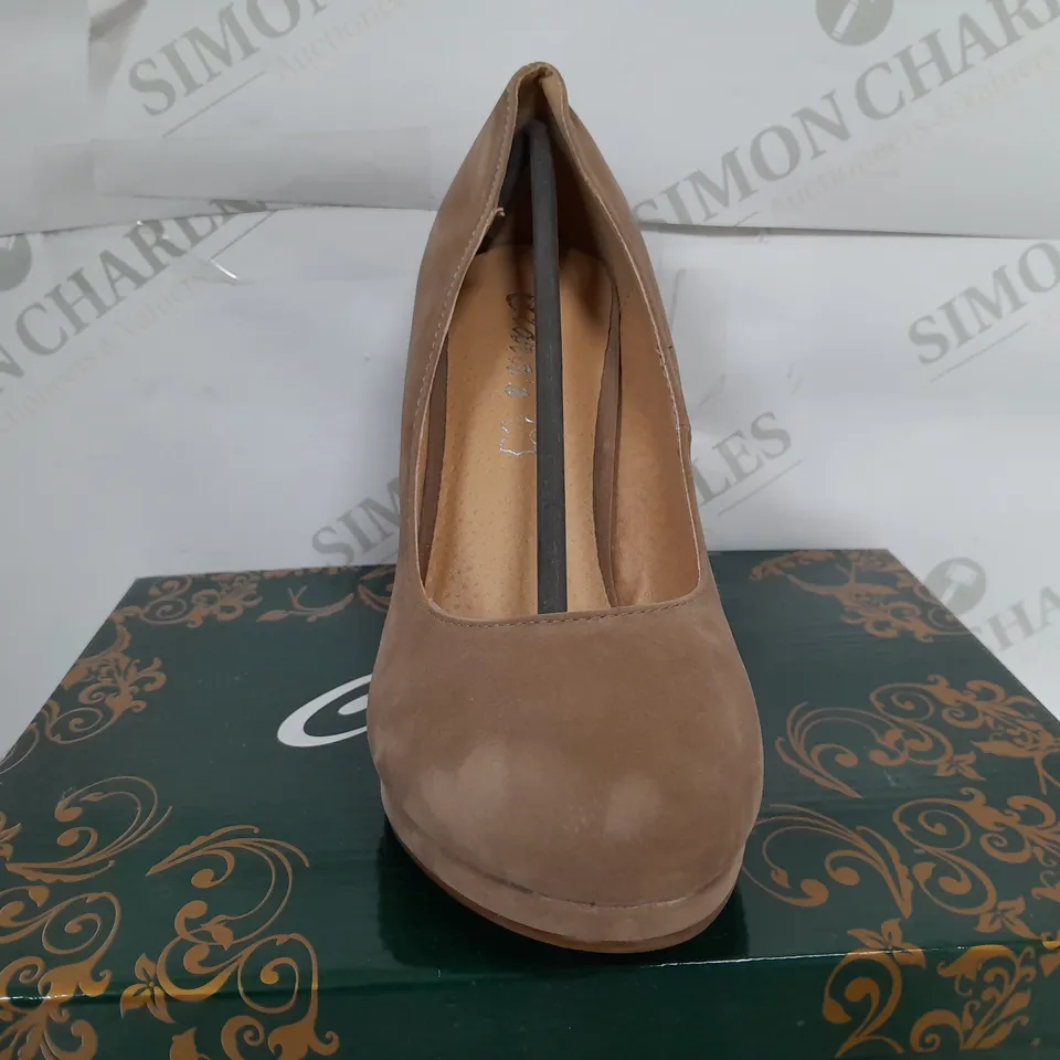 BOXED PAIR OF CLARAS CLOSED TOE THIN BLOCK HEELS IN CAMEL - SIZE 38