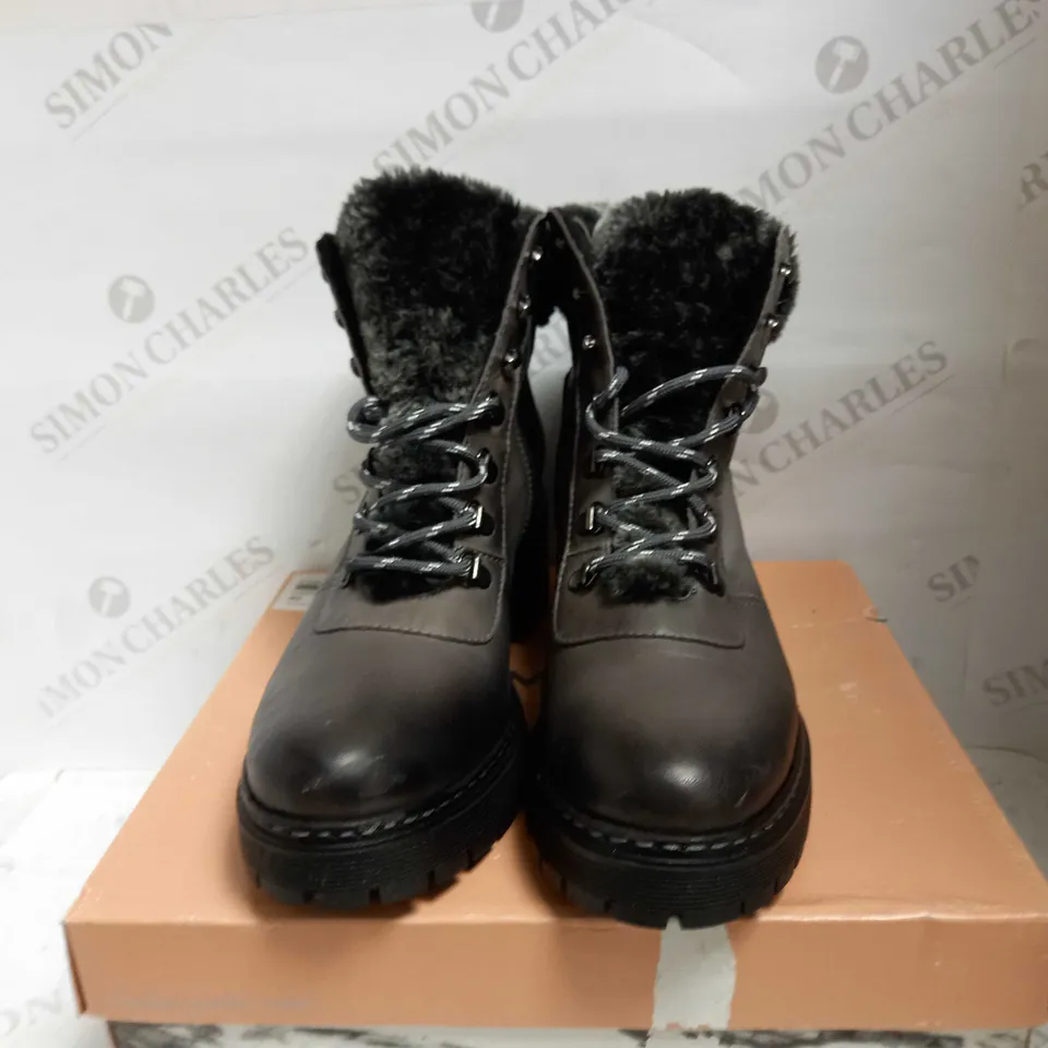 MODA IN PELLE HIKING BOOTS UK SIZE 9