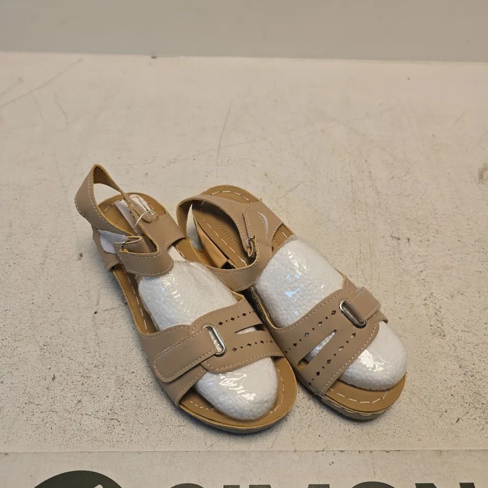 AVERY LANE SANDALS – WOMEN’S, BEIGE LEATHER STRAPS, UK 7 (EU 40)