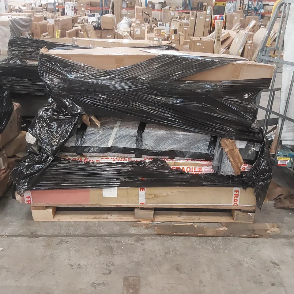 PALLET CONTAINING A LARGE ASSORTMENT OF GARDEN FURNITURE PARTS