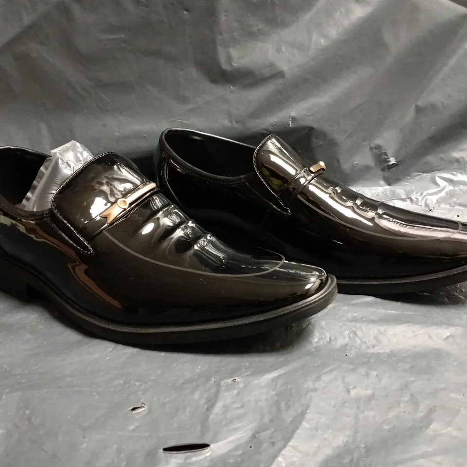 BOXED PAIR OF UNBRANDED LOAFERS IN GLOSSY BLACK ASIAN SIZE 250