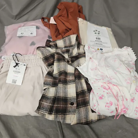 BOX OF APPROXIMATELY 20 ASSORTED CLOTHING ITEMS TO INCLUDE SHIRT, JOGGERS, DRESSES, ETC