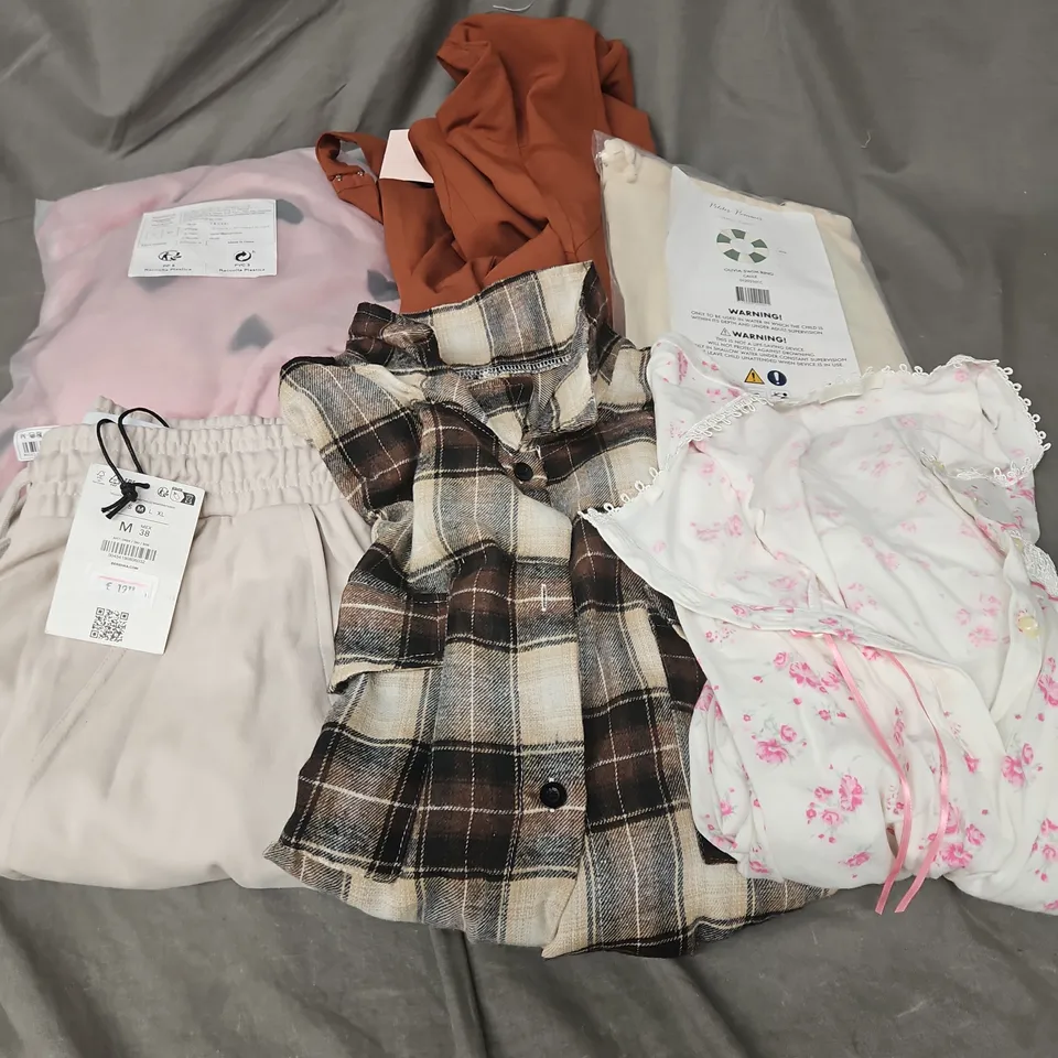 BOX OF APPROXIMATELY 20 ASSORTED CLOTHING ITEMS TO INCLUDE SHIRT, JOGGERS, DRESSES, ETC