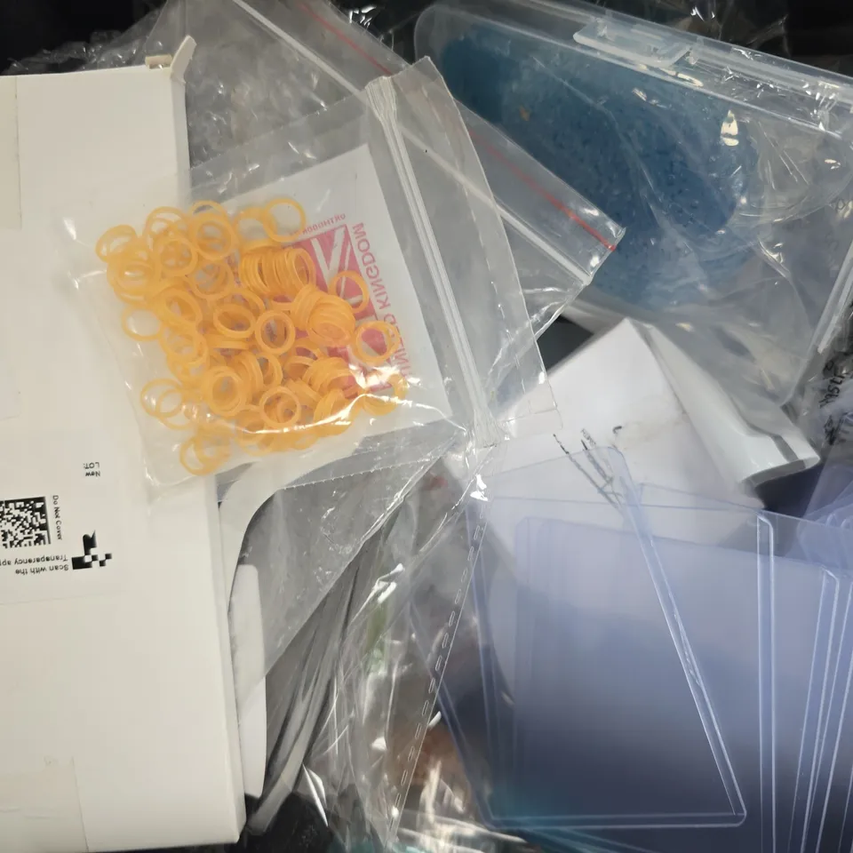 APPROXIMATELY 10 ASSORTED HOUSEHOLD ITEMS TO INCLUDE TABLET STYLUS, ETC