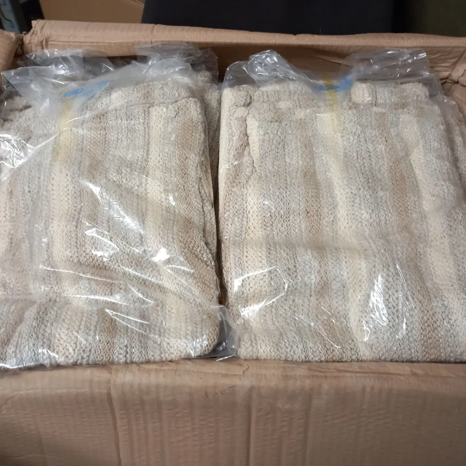 LOT OF APPROXIMATELY 20 TEXTURED V-NECK KNIT JUMPERS IN NATURAL - SIZE UNSPECIFIED