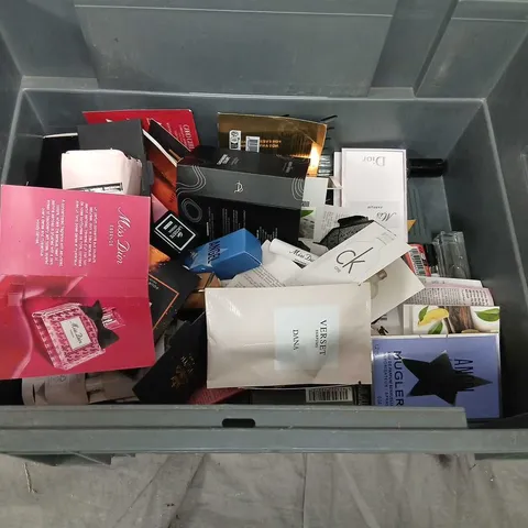 LARGE QUANTITY OF ASSORTED SAMPLE AND TESTER FRAGRANCES