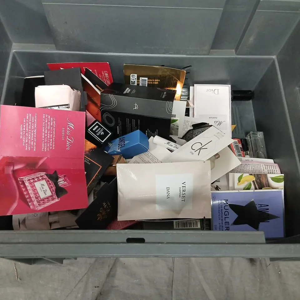 LARGE QUANTITY OF ASSORTED SAMPLE AND TESTER FRAGRANCES