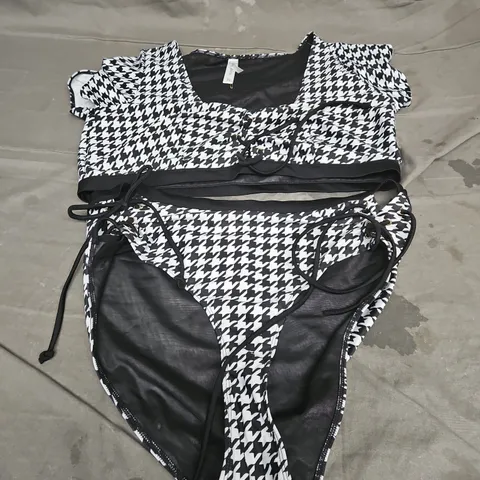 WOLF & WHISTLE 2PCE SWIMWEAR SET IN BLACK/WHITE PRINT SIZE 18/20