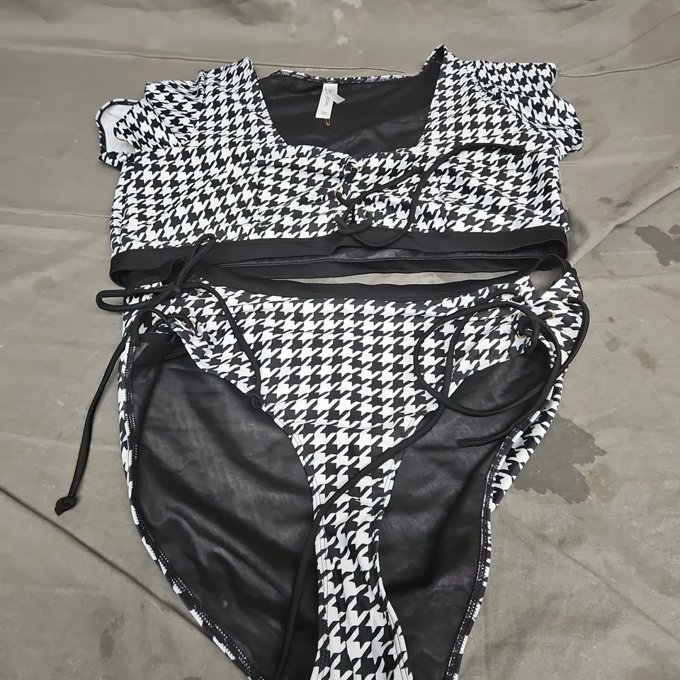 WOLF & WHISTLE 2PCE SWIMWEAR SET IN BLACK/WHITE PRINT SIZE 18/20
