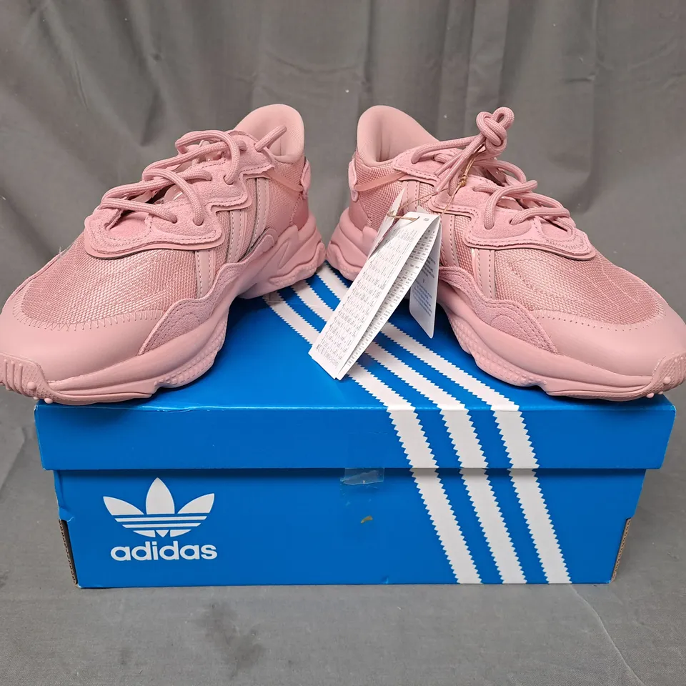 BOXED PAIR OF ADIDAS OZWEEGO J SHOES IN PINK UK SIZE 5