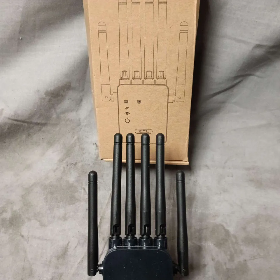 BOXED PLUG IN WIRELESS REPEATER 