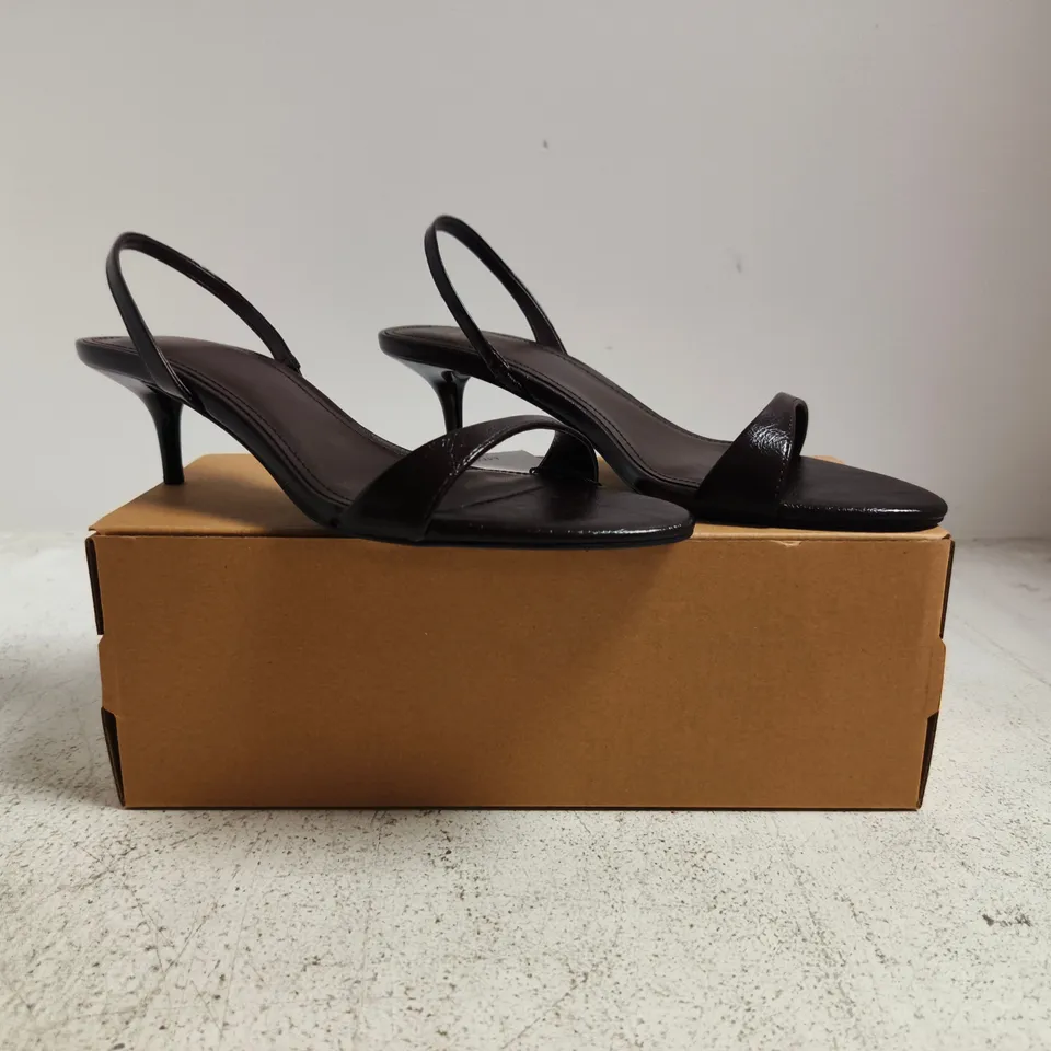 BOXED PAIR OF MANGO LOW HEEL OPEN TOE SANDALS IN DARK CHOCOLATE SIZE UK 2