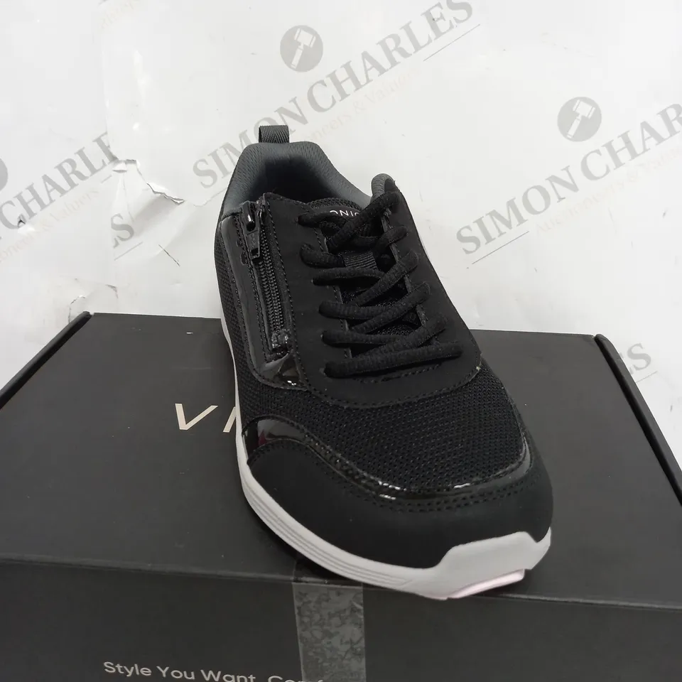 BOXED VIONIC AGILE CASSIS ZIP TRAINER IN BLACK - SIZE 5