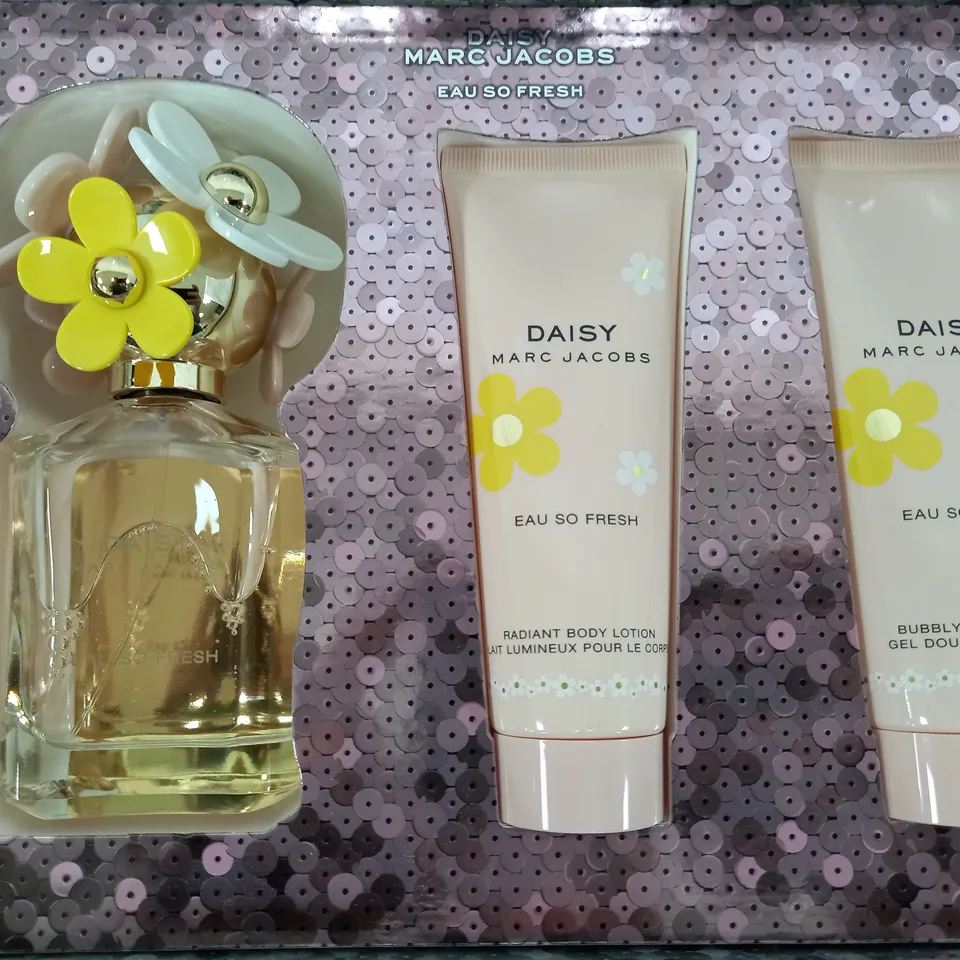 BOXED MARC JACOBS DAISY EAU SO FRESH SET