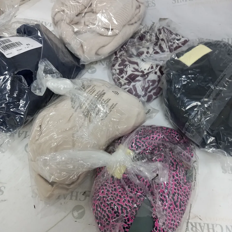 BOX OF APPROXIMATELY 15 ASSORTED CLOTHING ITEMS TO INCLUDE JUMPER, PJ SET, TOPS ETC