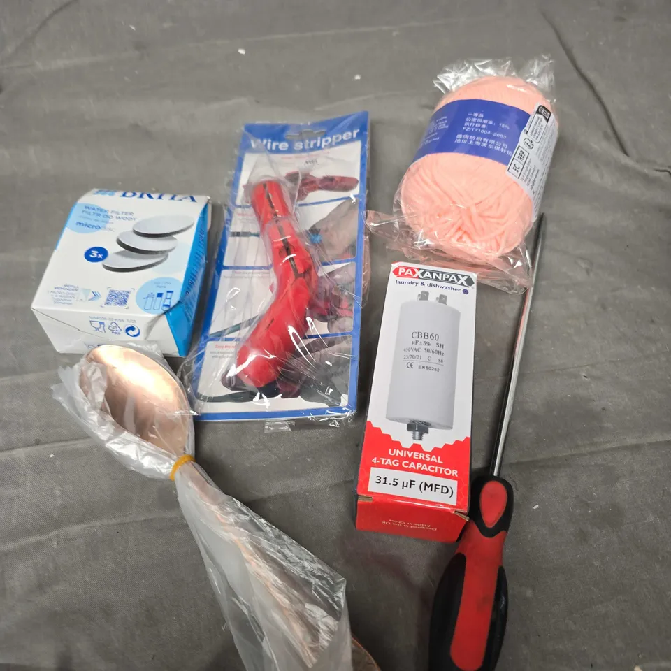 APPROXIMATELY 15 ASSORTED HOUSEHOLD ITEMS TO INCLUDE WATER FILTER, WIRE STRIPPER, CUTLERY ETC