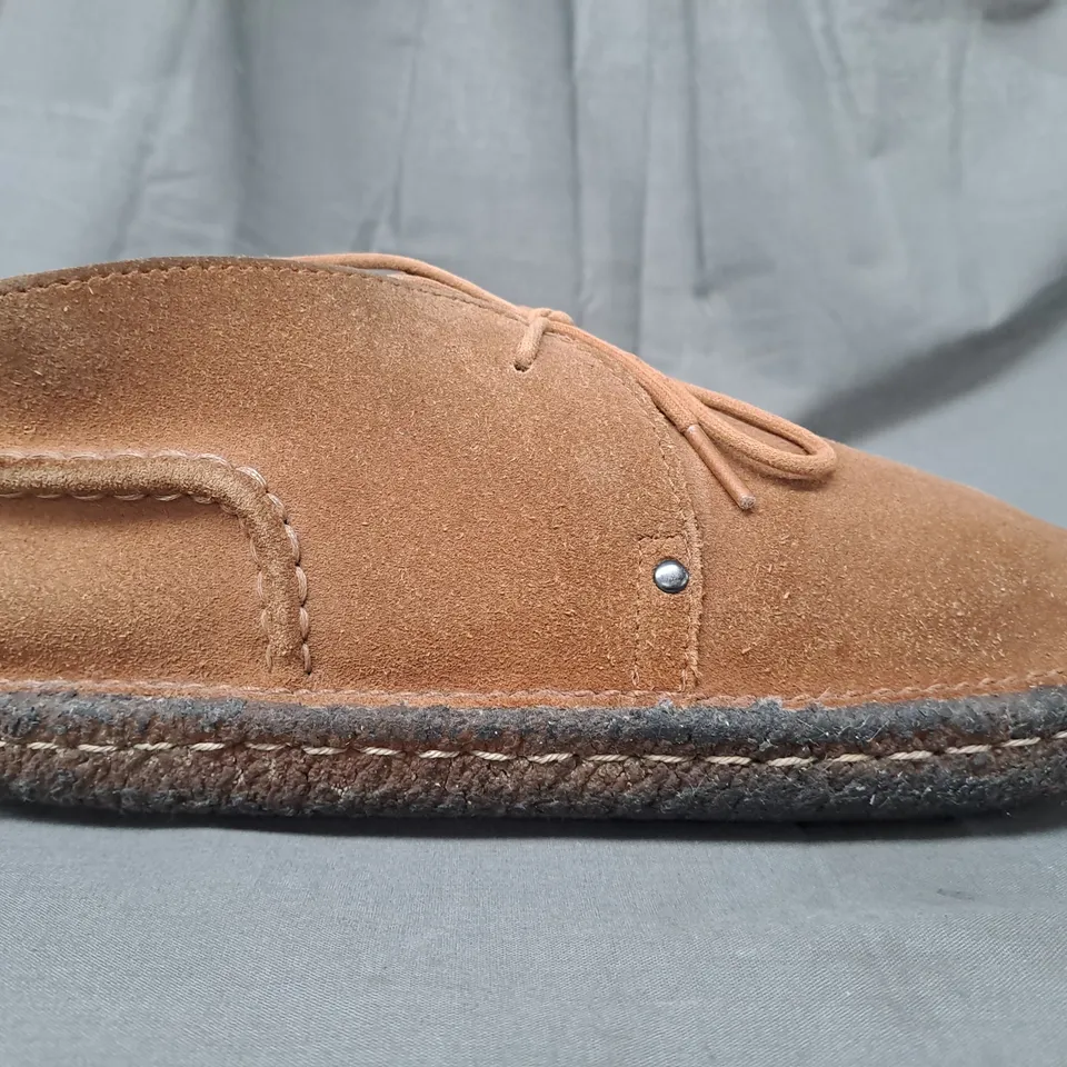 BOXED PAIR OF CLARKS SHOES IN BROWN UK SIZE 7